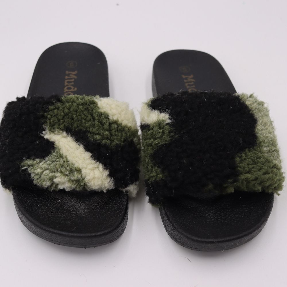 Mudd Camo Black & Green Fuzzy Slide Sandals Women’s Size 6